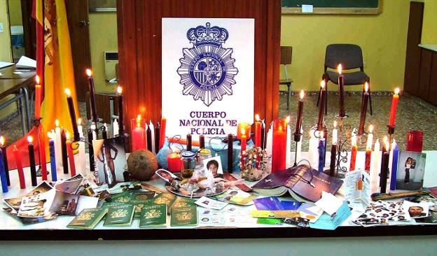 Objetos para hacer vudú y otro material intervenido en una operación anterior desarrollada en Madrid, Zaragoza, Alicante y Málaga. :: efe
/