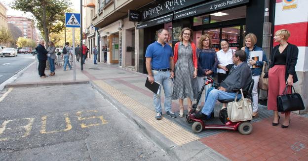 Alcaldesa y miembros del Cermi, en una parada de autobús adaptada a las necesidades de algunos colectivos de discapacidad. :: díaz uriel
/