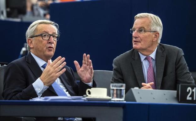 El presidente de la Comisión Europea, Jean-Claude Juncker (i), y el negociador de la UE para el Brexit, Michel Barnier./Afp