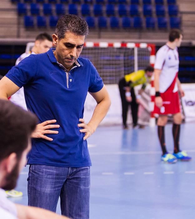 Jota González no puede esconder su malestar durante la derrota ante el Cuenca. :: /Fernando Díaz