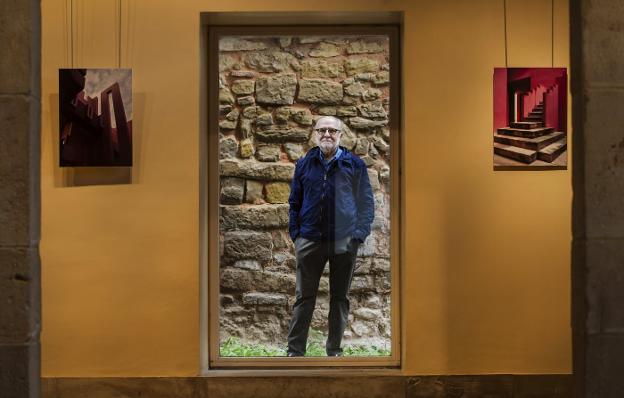 El arquitecto Domingo García-Pozuelo asomado a su exposición, en el COAR. :: Justo rodriguez/