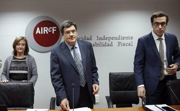El presidente de la AIReF, José Luis Escrivá (c)./Efe
