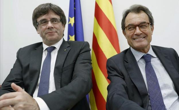 El presidente de la Generalitat, Carles Puigdemont (i) y el expresidente Artur Mas./Efe
