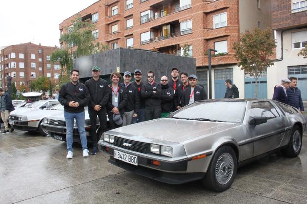 Los propietarios de los Delorean, con el alcalde arnedano. :: E.P./