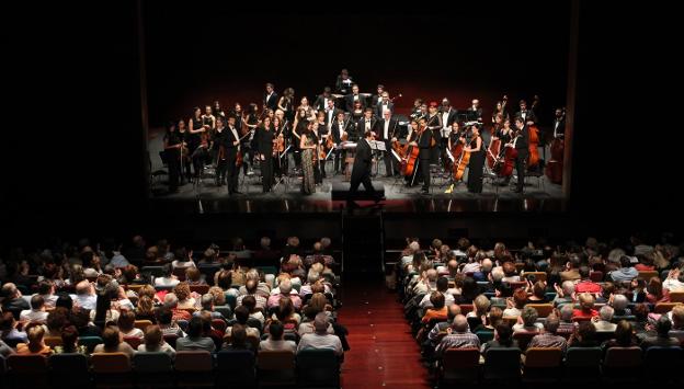 El público llenó el Cervantes arnedano para el concierto de la Orquesta Sinfónica riojana. :: f. díaz./