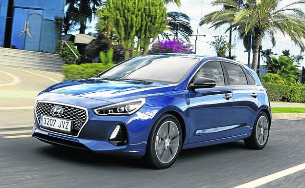 HYUNDAI i30 | Precio: Desde 13.990€ | Motores: Gasolina y diésel de 95 a 140 CV | Velocidad máxima: Hasta 200 km/h