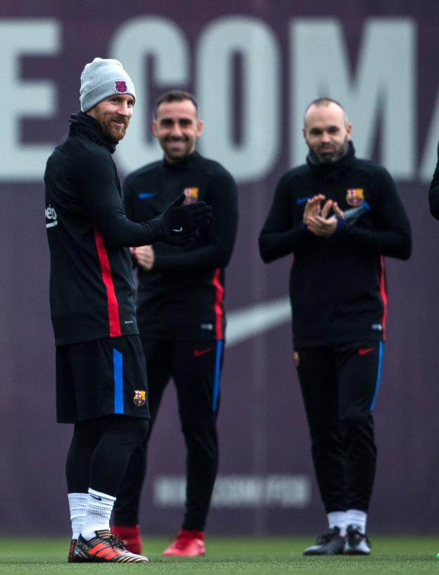 Leo Messi sonríe en un momento del entrenamiento de ayer, en Barcelona. :: efe/