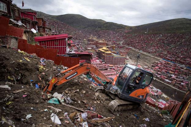 Una excavadora derriba
una barriada de chabolas en el
extrarradio de una ciudad china.
Abajo, los escombros de un
asentamiento de inmigrantes. :: afP/