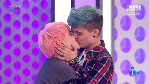 Marina, que se define como bisexual, y Bastian, su pareja transexual, se dan el beso del que más se ha hablado esta semana y no sólo en 'OT'./