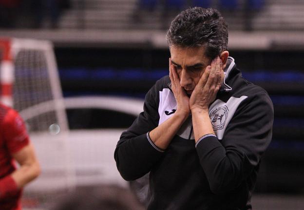 Jota González gesticula durante el partido de ayer. :: díaz uriel
/