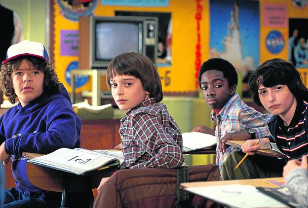 Los adolescentes protagonistas de 'Stranger Things'. :: R. C./