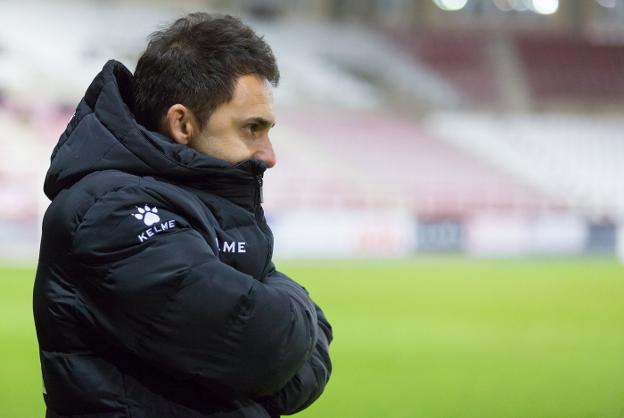 El técnico blanquirrojo sufrió mucho por el frío y el partido. Valió la pena. :: sonia tercero/