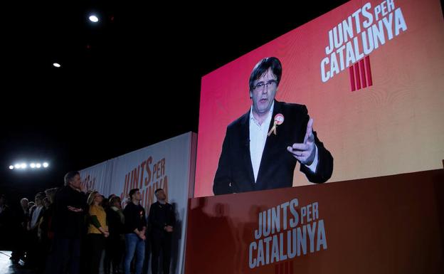 Seguidores de Junts per Catalunya siguen la videoconferencia de Puigdemont. /Javier Barbancho (Reuters)