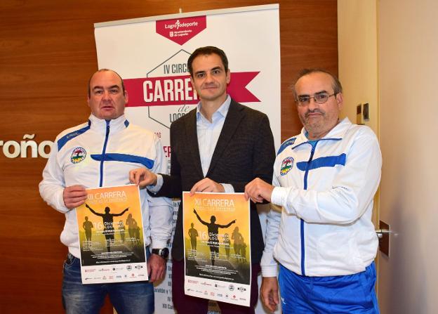 Miguel Sainz, con los directivos del Beronia, Macho y Ezquerro. :: M.H.
/