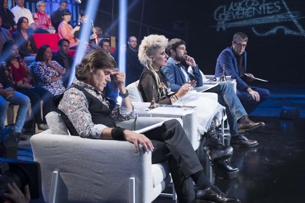 Los cuatro jurados del programa escuchan la interpretación de uno de los concursantes. :: PROMOCIONAL/