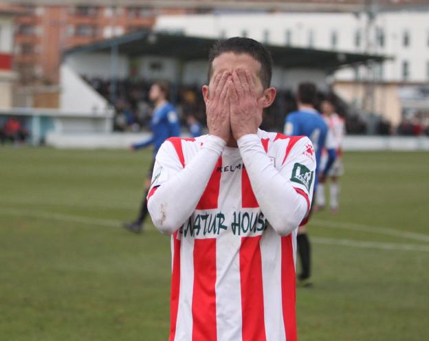 Ñoño, sustituido por lesión, se lamenta durante el partido de ayer en Tafalla. :: Fernando Díaz
/