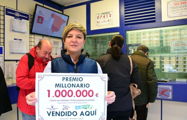 Mª Ángeles Granado Aguado, ayer, con el cartel anunciador del 'premio millonario'. :: miguel herreros/