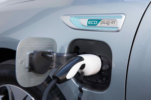 Un vehículo eléctrico, se recarga en un puesto. :: L.R.M./