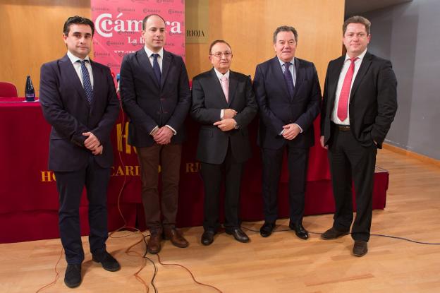 Jesús Miguel Fernández (director comercial Conservas FERBA), Carlos Rubio (gerente Bodegas Corral), José María Ruiz Alejos (presidente de la Cámara de Comercio), Javier Ureña (gerente de la ADER) y Nicolás Pons (jefe de operaciones de Constantia Tobepal). :: sonia tercero/