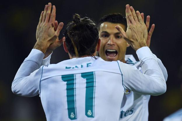 Cristiano felicita a Bale tras marcar un gol en Champions. :: afp/