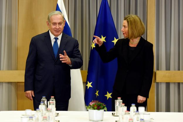 Netanyahu, junto a Mogherini, en la comparecencia conjunta del primer ministro israelí y la jefa de la diplomacia europea. :: eric vidal / efe/