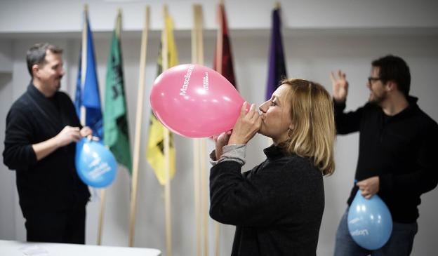 David Balbás, Rosa Mateu y Enric Bárcena, integrantes de Catalunya en Comú-Podem, inflan globos en una sede de Barcelona. :: V. Giménez
/