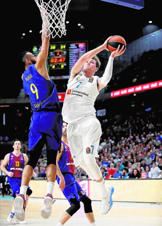 Doncic intenta la canasta ante Hanga en el partido de anoche. :: efe/