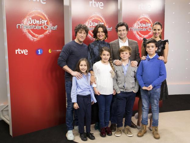 Jordi Cruz, Samantha, Pepe Rodríguez y Eva González, con algunos de los niños que concursan en el nuevo 'MasterChef Junior 5'. :: tve/