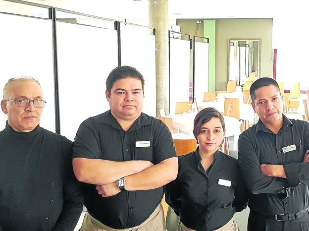 Jacinto, Giovini, Yuli y Alejandro, a la una y media de la tarde en el restaurante Zenit que por la falta de camioneros se encuentra casi vacío. /María Félez