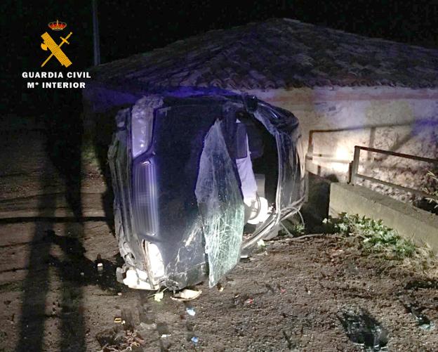 Estado en que quedó el turismo que conducían los detenidos, tras caer por un terraplén. :: g.c./