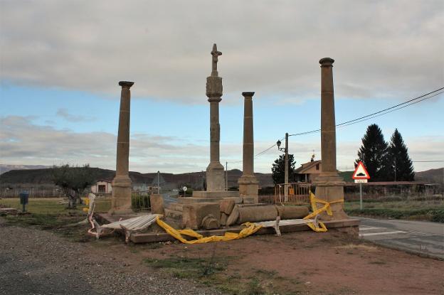 Singular crucero de Arenzana de Abajo, con una de sus columnas en el suelo desde junio. :: F. D./