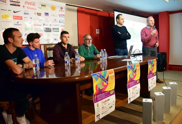 De izquierda a derecha, Toni Abadía, Carlos Mayo, Camilo Santiago, Óscar Calvé, Fermín Navaridas y Juan Antonio Elguea. :: Miguel Herreros/