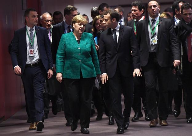 Angela Merkel y Emmanuel Macron, ayer, en la cumbre de la UE en Bruselas. :: EMMANUEL DUNAND / afp/