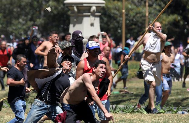 Manifestantes lanzan piedras contra la Policía en los exteriores del Congreso. :: A. M. / reuters/