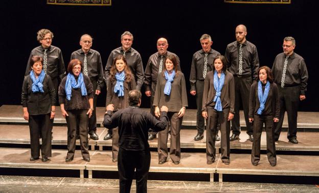 Actuación del coro H2VOZ, ganador del concurso de villancicos de Santo Domingo de la Calzada ./Javier Albo