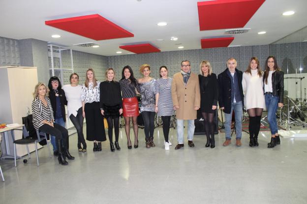 Algunas de las aspirantes junto a Cristina García, Ros Álvarez e integrantes del grupo municipal. :: m.f./
