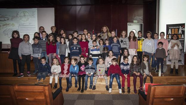 Todos los participantes recibieron un obsequio y posaron juntos en esta fotografía. :: g.d.l.r.La Consejería de Salud entregó ayer los premios a los niños ganadores del Concurso de Dibujos de Navidad, convocado por Rioja Salud. Valeria Olarte Grijalba, de 8 años, logró el primer premio en el tramo de 7 a 9 años, y David Vicente Ortega, de 11 años, en el de 10 a 12. Además, se concedieron 4 accesits. /