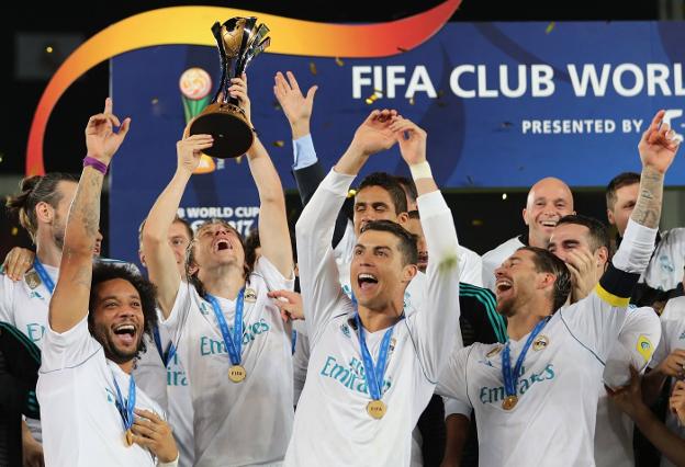 Los jugadores del Real Madrid celebran el Mundial de Clubes conquistado ayer ante el Gremio en Abu Dabi. :: Ahmed Jadallah / REUTERS/