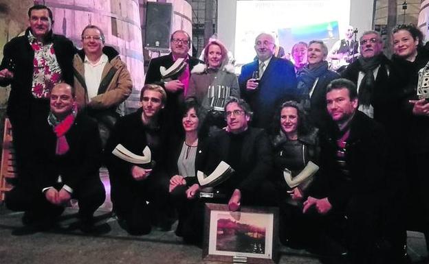 Foto de familia tras la entrega de premios de la vigésima edición del festival Garnacha de teatro realizada en las Bodegas López de Heredia :: /R. Fajardo