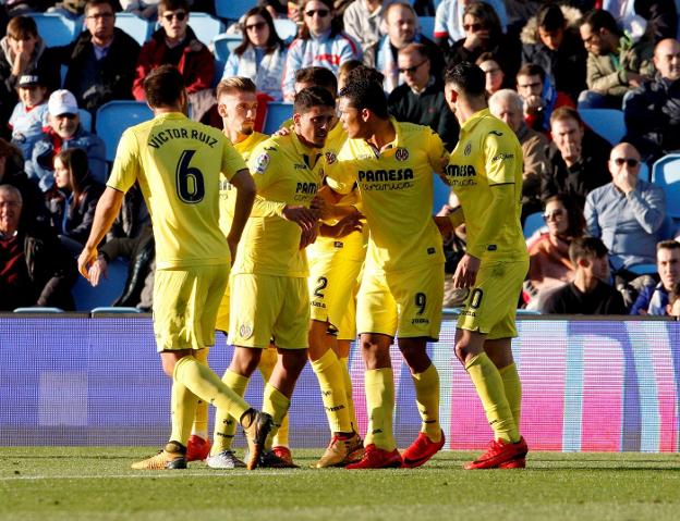 Los jugadores del Villarreal felicitan a Fornals. :: efe/