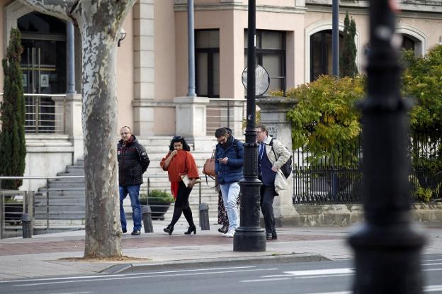 Delegación de Cs en las afueras del Palacete de Gobierno. Rodríguez/ J.