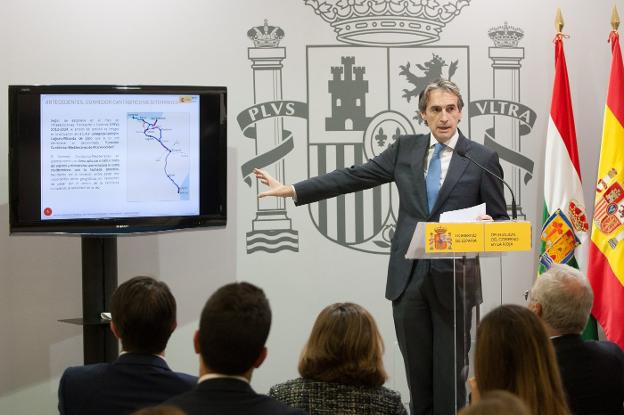 El ministro Íñigo de la Serna explicó la pasada semana en Logroño la conexión ferroviaria con Miranda de Ebro. :: díaz uriel
/