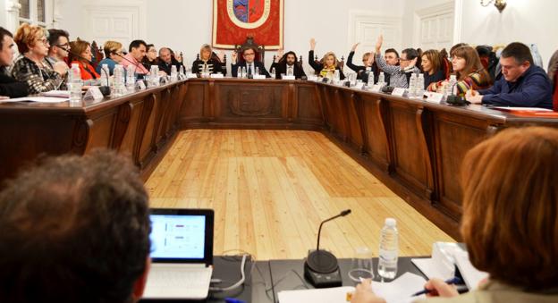 Una de las votaciones del Pleno de ayer en el Ayuntamiento de Calahorra. :: /Isabel Álvarez
