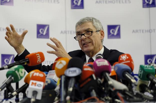 Ángel María Villar gesticula durante la conferencia de prensa que ofreció ayer en un hotel en el centro de Madrid. :: JOsÉ RAMÓN LADRA
/