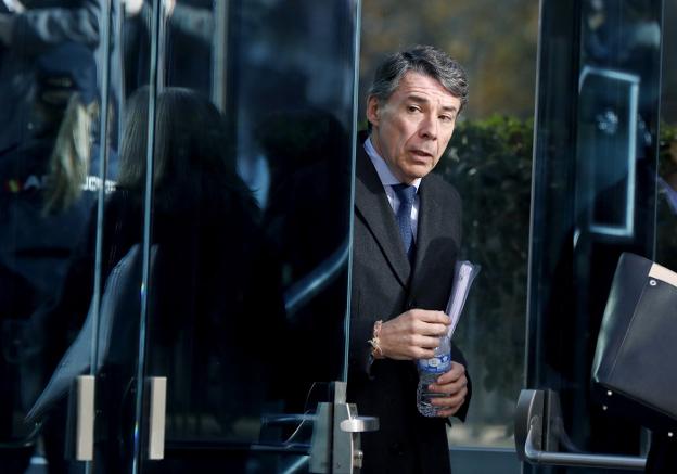 Ignacio González, a su salida de la Audiencia Nacional tras declarar ayer ante el juez. :: JAVIER LIZÓN / efe/