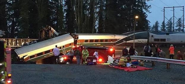 Los equipos de rescate auxilian a varios pasajeros heridos en el siniestro ferroviario. :: twitter del sheriff de pierce/