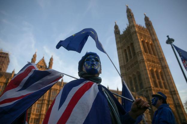 Manifestantes se movilizan frente al Parlamento de Westminster para escenificar su oposición al 'brexit'. :: daniel LEAL-OLIVAS / afp/