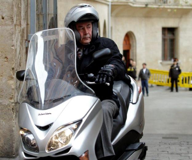 El juez Castro, a su salida del juzgado en la moto con la que solía ir a trabajar. :: última hora/