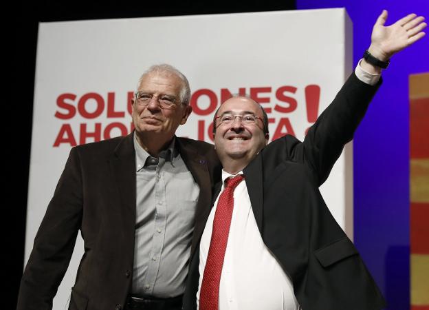 Borrell e Iceta, saludan al concluir el mitin del PSOE ayer en Cornellá de Llobregat. :: A. D. / efe
/