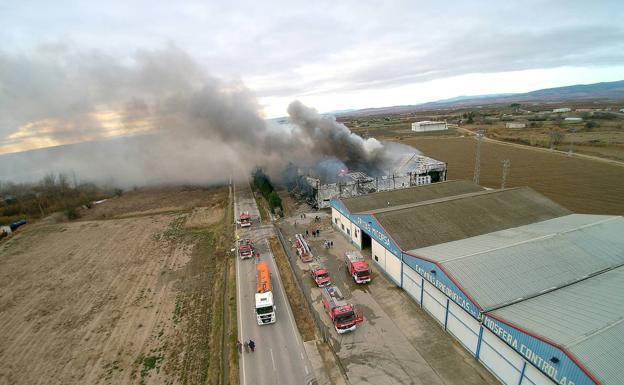 Una imagen del incendio el lunes por la mañana./Foto Usarralde Designs